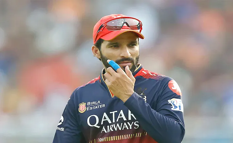 IPL 2025: ఆర్సీబీ కెప్టెన్‌కు భారీ షాక్‌.. రూ. 24 లక్షల జరిమానా