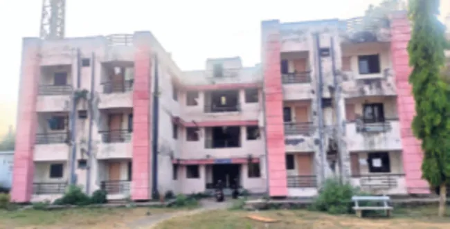 రెడీగా భవనాలు.. అయినా మీనమేషాలు 