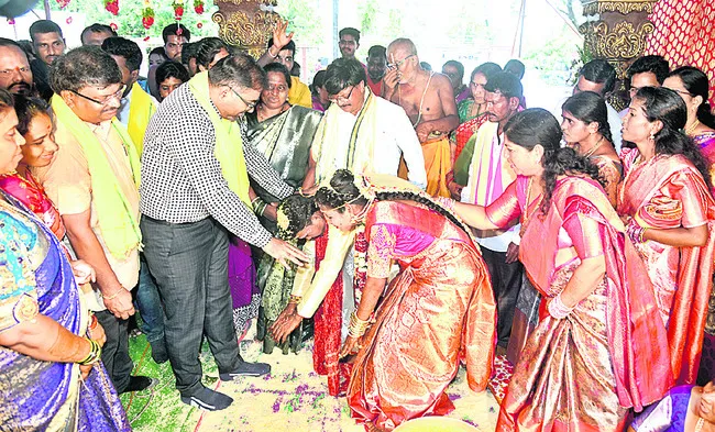 హడలెత్తిస్తూ.. ఆదర్శంగా నిలుస్తూ..