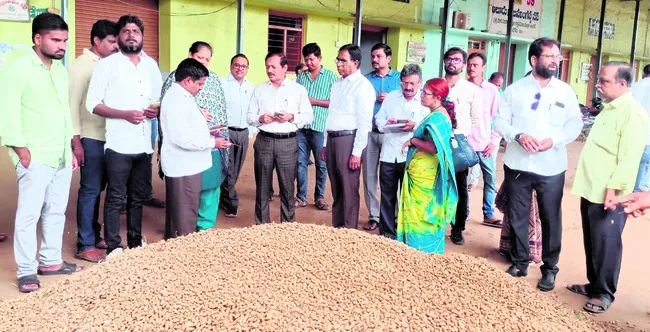 విజిలెన్స్ అధికారుల సోదాలు