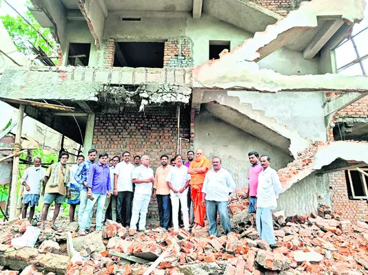 పేదలపై కక్ష రాజకీయాలు