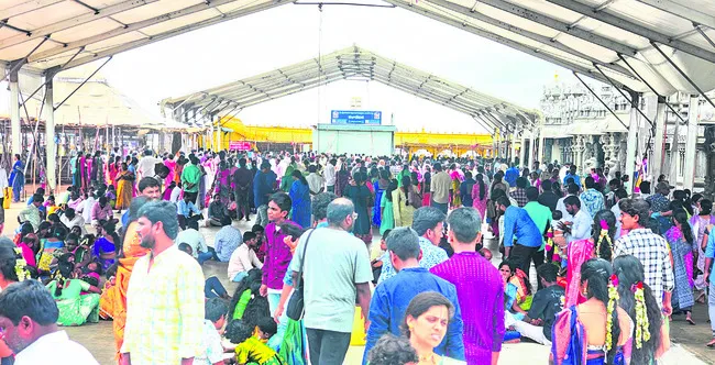 యాదగిరి క్షేత్రంలో భక్తుల సందడి