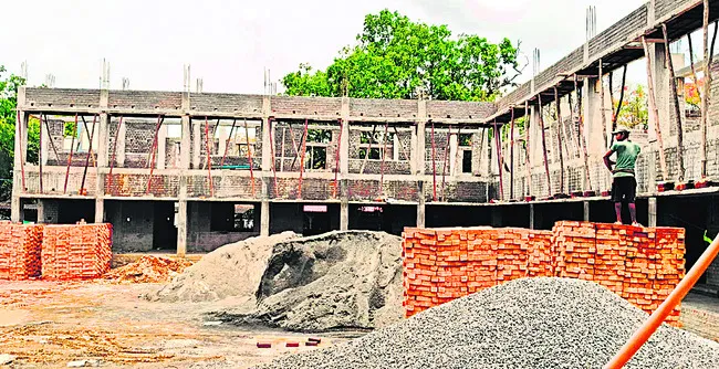 శరవేగంగా పాఠశాల భవనాల నిర్మాణం