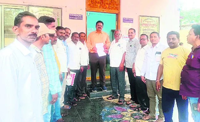 ఎకరాకు రూ.30 లక్షలు ఇవ్వాలి