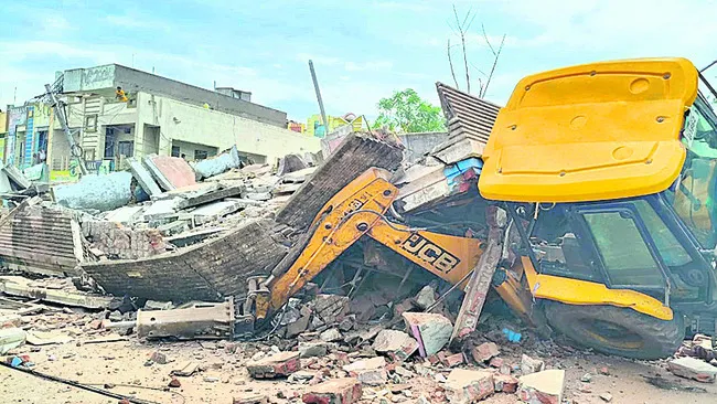 పాతభవనం కూల్చివేత