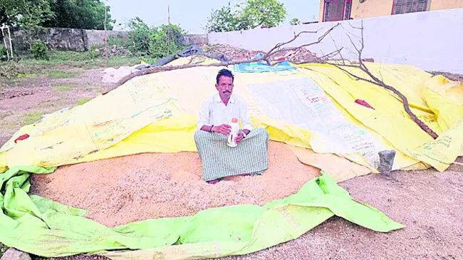 కొనుగోళ్ల జాప్యంపై పురుగు మందు డబ్బాతో రైతు నిరసన
