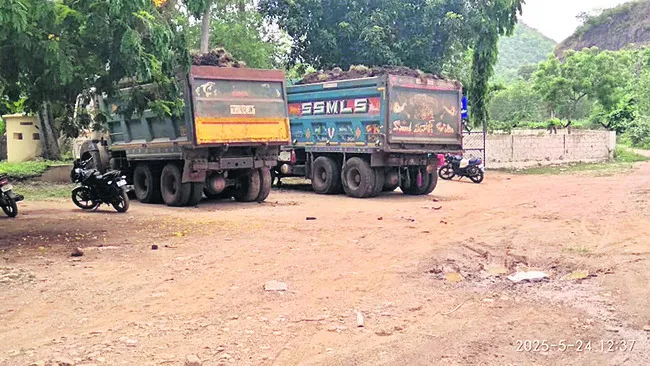 జిల్లాలు దాటి మట్టి అక్రమ రవాణా 