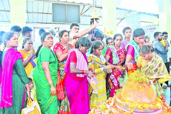 శ్రీవారికి అభిషేకం,  నిత్యకల్యాణం
