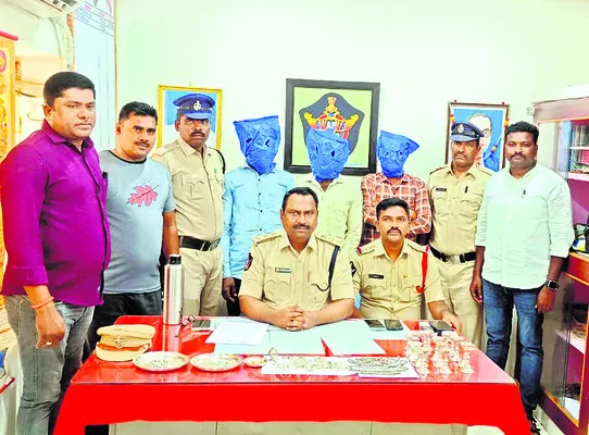 బంగారం దుకాణంలో చోరీ కేసు:ముగ్గురి అరెస్టు