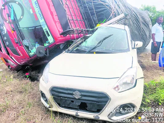 కారును ఢీకొట్టిన డీసీఎం.. నలుగురికి గాయాలు