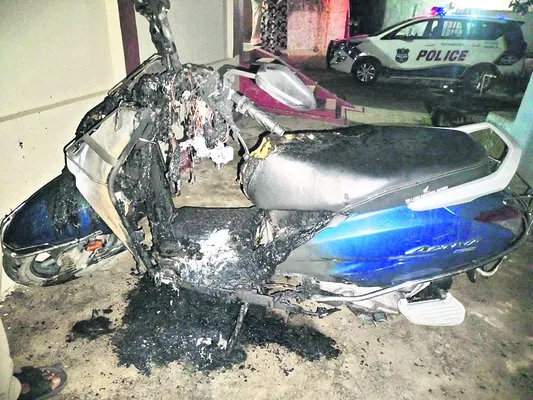 స్కూటీకి నిప్పంటించిన దుండగులు