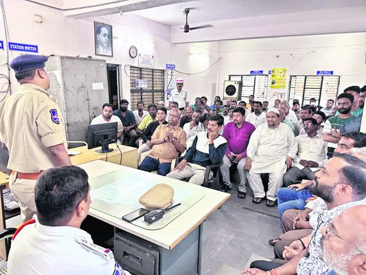 ఫుట్‌పాత్‌లను ఆక్రమించొద్దు 