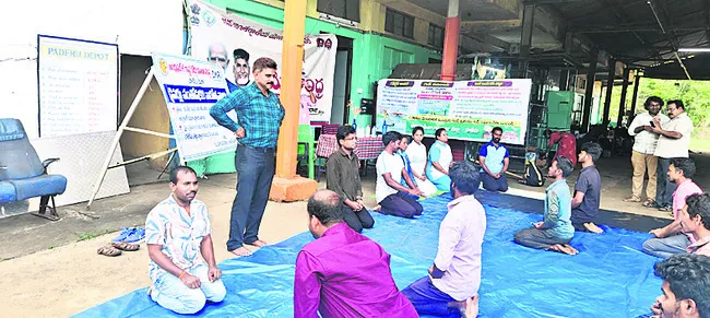 ఆర్టీసీ సిబ్బంది యోగా సాధన
