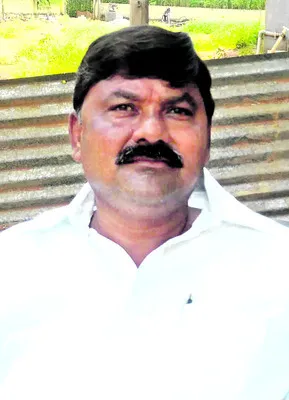 కాలువ కబ్జాను పట్టించుకోని అధికారులు
