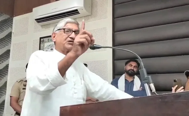 భర్తల ప్రాణాల కోసం వేడుకోకుండా... ఉగ్రవాదులపై తిరగబడాల్సింది
