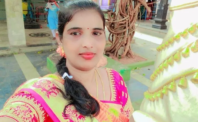 భర్త, పిల్లలు వద్దు.. సురేశ్‌ కావాలని కాళహస్తిలో..