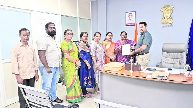 మహిళలను తిట్టడమేనా.. 