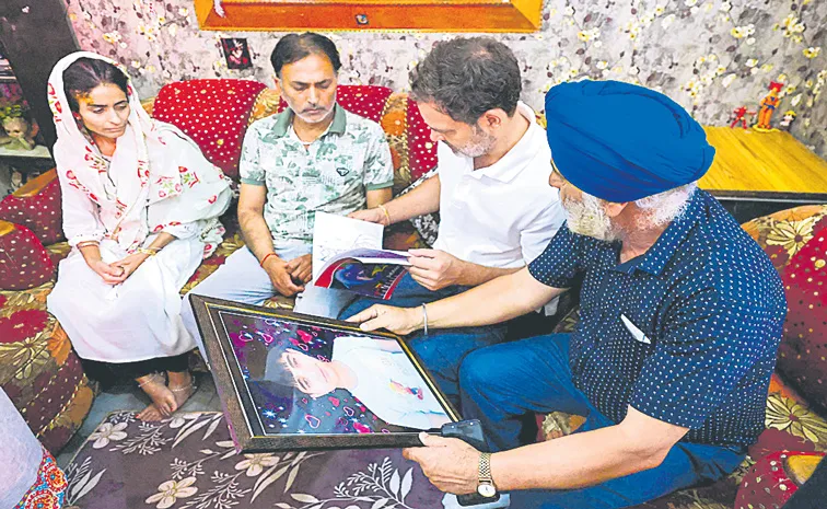 Rahul Gandhi meets victims of Pak shelling in Poonch