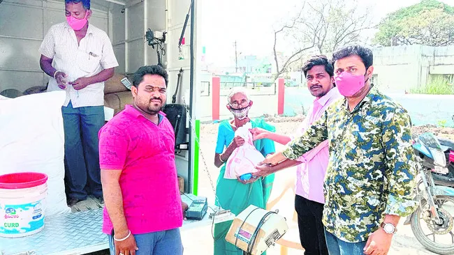 కరోనాలో ప్రాణాలకు సైతం తెగించి..