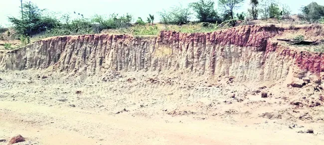 చెరువులో అక్రమంగా మట్టి తవ్వకాలు