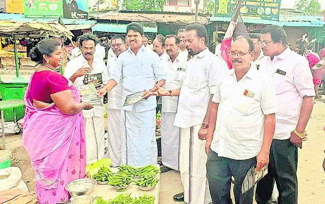 అన్నాడీఎంకే పథకాలపై కరపత్రాలు