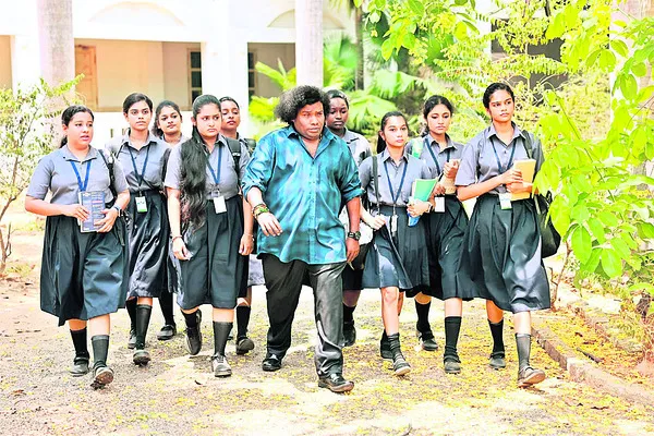 స్కూల్ పిల్లలకు ఉచితం