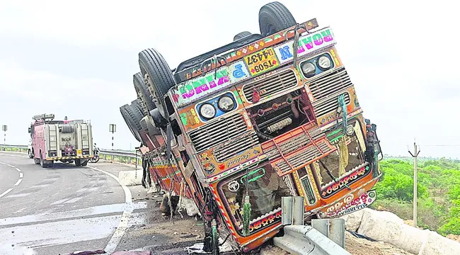 రోడ్లపై ప్రమాద ఘంటికలు