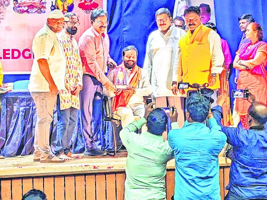 కన్నెకంటికి లీడర్‌ అవార్డుతో సన్మానం
