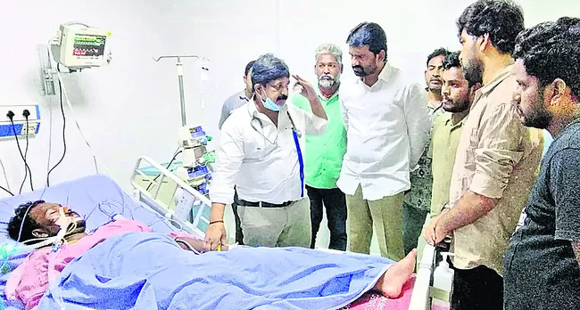క్షతగాత్రుడికి ఎమ్మెల్సీ చంద్రశేఖర్రెడ్డి పరామర్శ