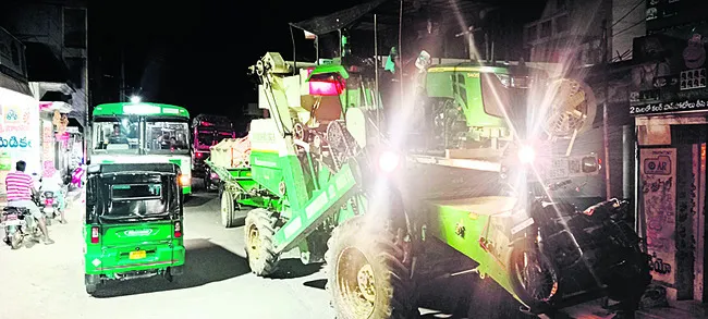 ● గంటల తరబడి రోడ్డుపై బైఠాయింపు ● ట్రాఫిక్‌ జామ్‌తో అవస