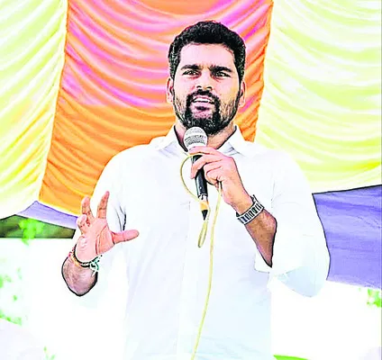 పార్టీకి ద్రోహం చేసి నీతులా?