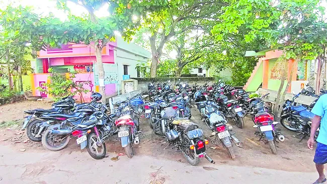 అనుమానితులు కనిపిస్తే సమాచారం ఇవ్వండి