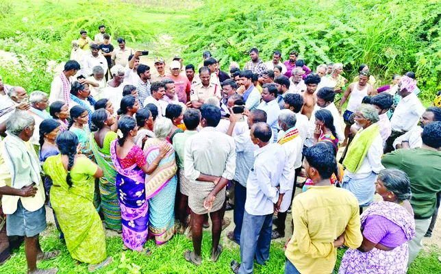 పెద్దల పొరపాటు.. ఇరువర్గాల ఘర్షణ