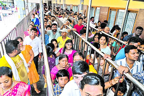 అమ్మసన్నిధి.. భక్తజన సందడి 