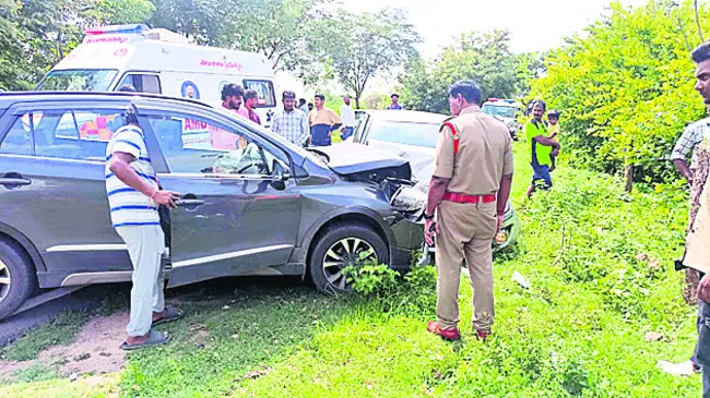 కార్లు ఢీ.. ఇద్దరికి తీవ్ర గాయాలు 