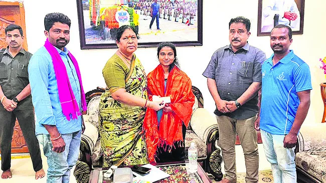 క్రీడాకారిణికి ఆర్థికసాయం
