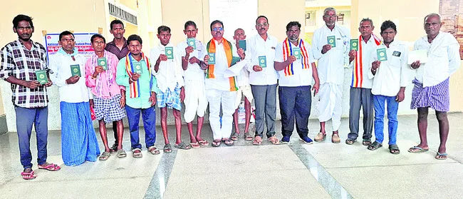 అటవీ అధికారులపై అట్రాసిటీ కేసు నమోదు చేయండి