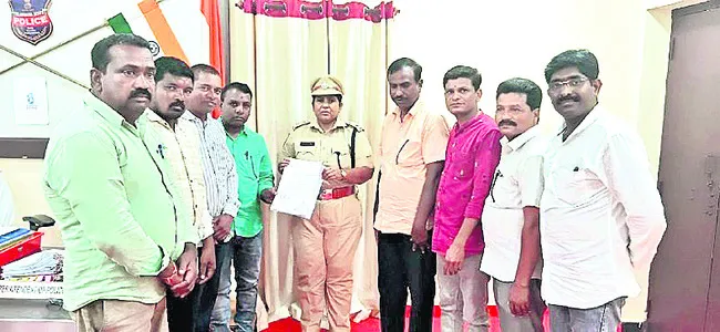 నకిలీ విలేకరులపై చర్యలు తీసుకోవాలి