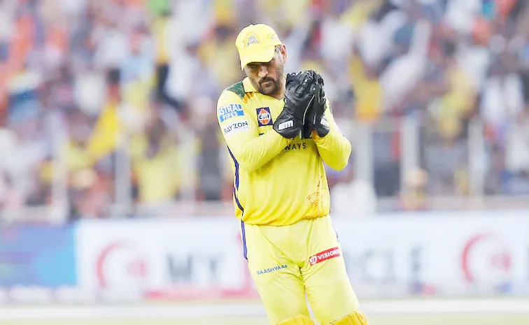 Is He Even Fit: Raina Aakash Chopra Over MS Dhoni Future Turns Into Argument