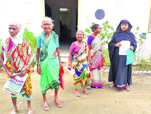 ఇంకా అందని కొత్త పింఛన్లు