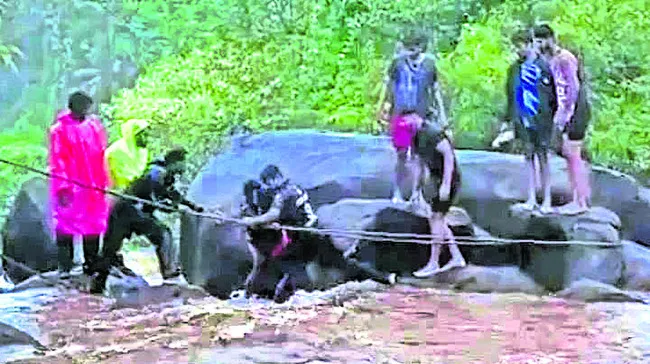 వరదల్లో చిక్కిన టూరిస్టులు