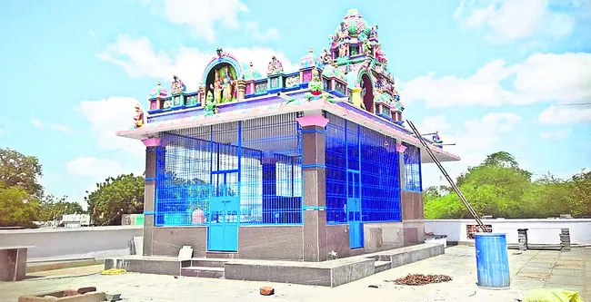 ఆలయ ప్రతిష్టోత్సవాలకు రాజకీయ రంగు