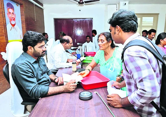 అర్జీల పరిష్కారంలో శ్రద్ధ చూపాలి
