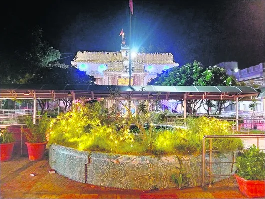 సాయినాథుడి ఆలయం ముస్తాబు
