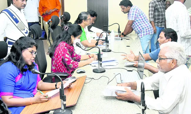 అర్జీలు సకాలంలో పరిష్కరించాలి