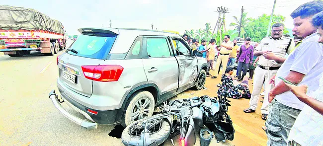 కారుని ఢీకొన్న ద్విచక్ర వాహనం