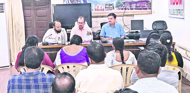 మూడు నెలల బియ్యం పంపిణీ
