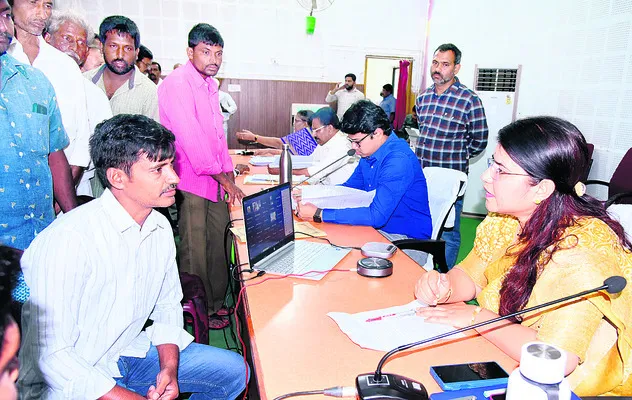 వినతుల పరిష్కారంపై శ్రద్ధ చూపండి