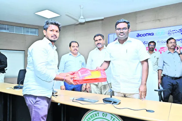 సర్వేయర్లు కీలకపాత్ర పోషించాలి