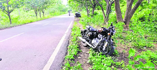 బైకు అదుపుతప్పిభార్యాభర్తలకు గాయాలు